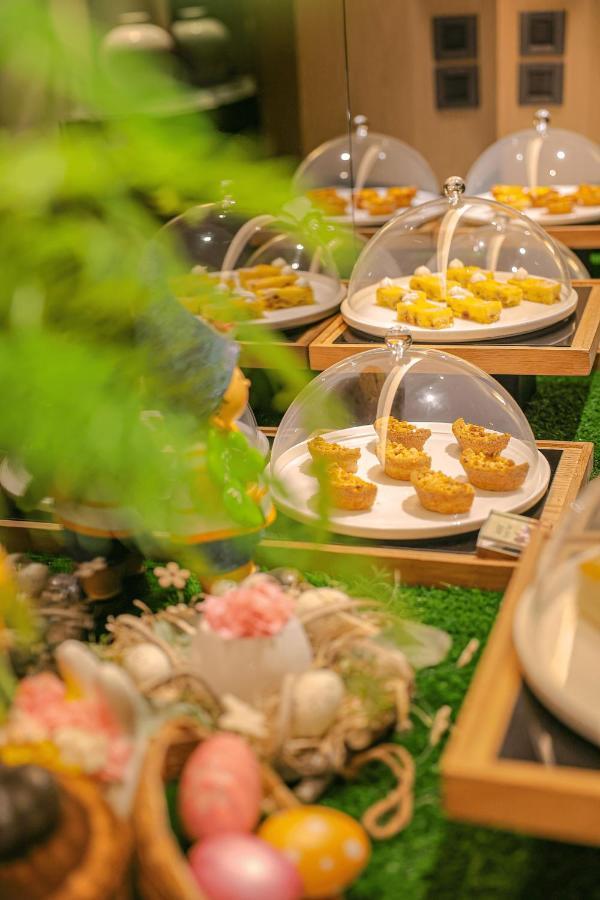 Hotel Regent Taipéi Exterior foto A display of food at a buffet