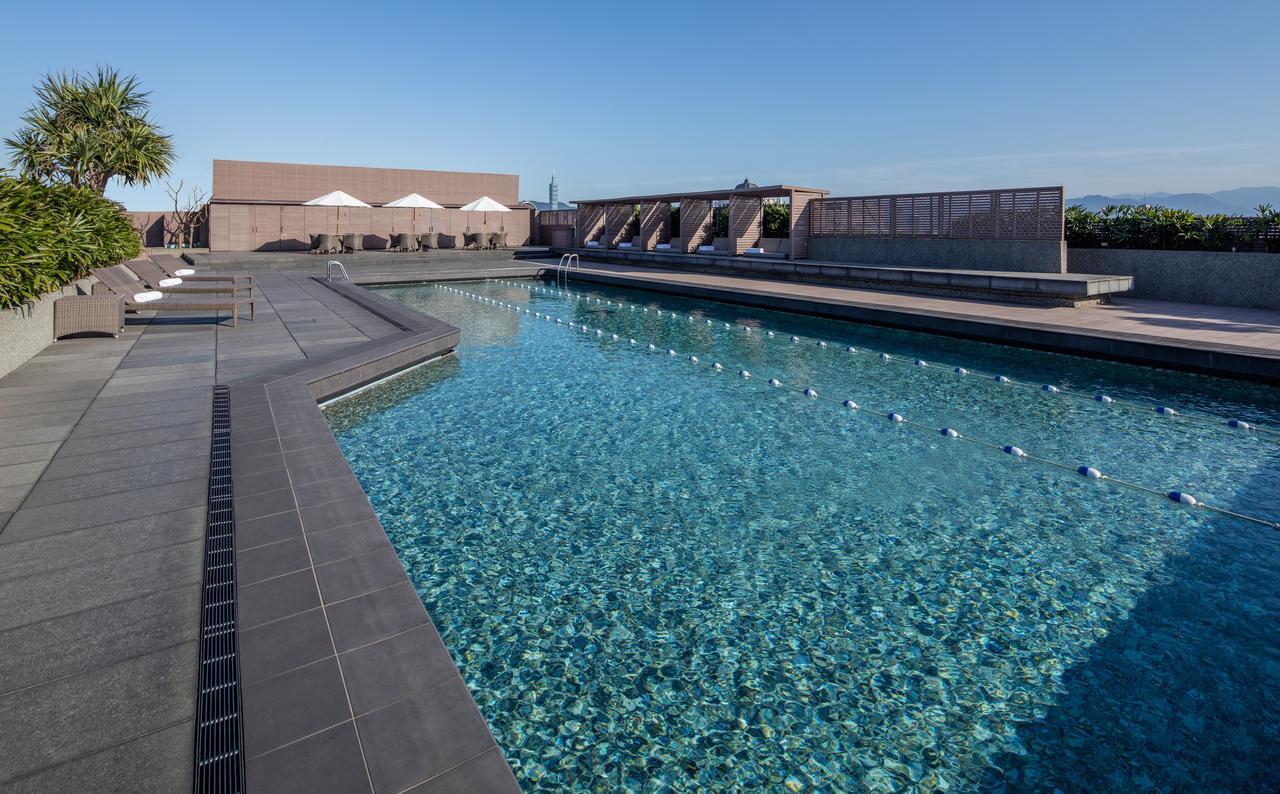 Hotel Regent Taipéi Exterior foto The rooftop pool at the hotel
